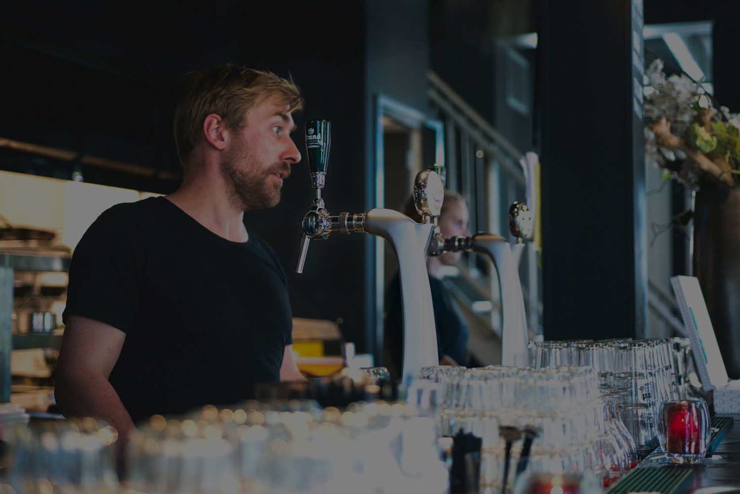 Bediening aan tafel in het Mediacafé